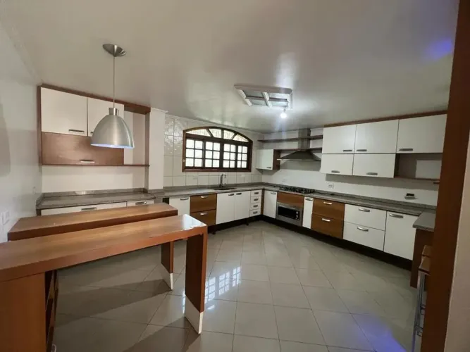 Locação Casa c/ 430m²  c/ 3 dormitórios, piscina 1 suíte  e 6 vagas de garagem Jardim Palm