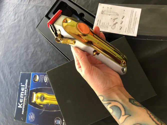 Máquina profissional hair clipper Kemei dourada km1968 recarregável