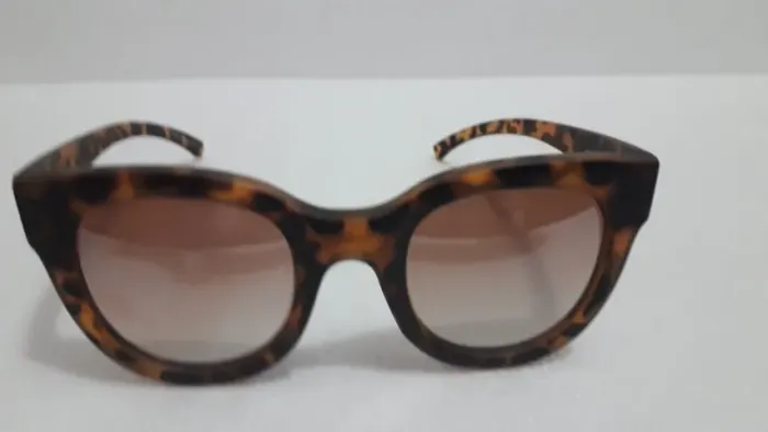 Óculos de sol feminino da Ac Brazil em acetato tartaruga bem conservado 