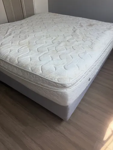 Cama king perfeita retirar água verde