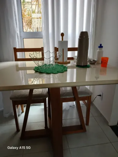 Mesa de jantar madeira na base e vidro 130cm de comprimento por 80 cm de largura