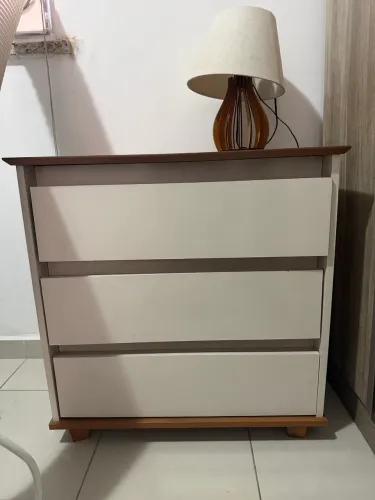 Mesa de cabeceira com abajur