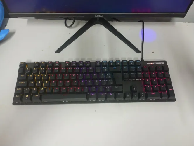 Um teclado com swites azuis