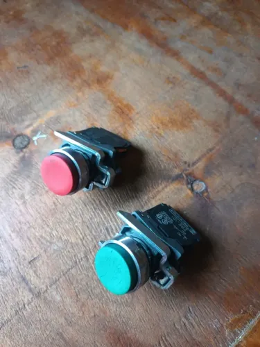 Botões liga/desliga verde e vermelho telemecanique.