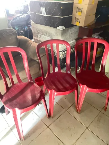 3 cadeiras vermelhas