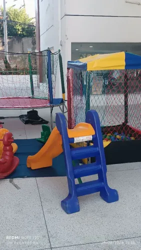 Equipamentos de lazer infantil pula pula piscina de bolinhas e barraquinhas