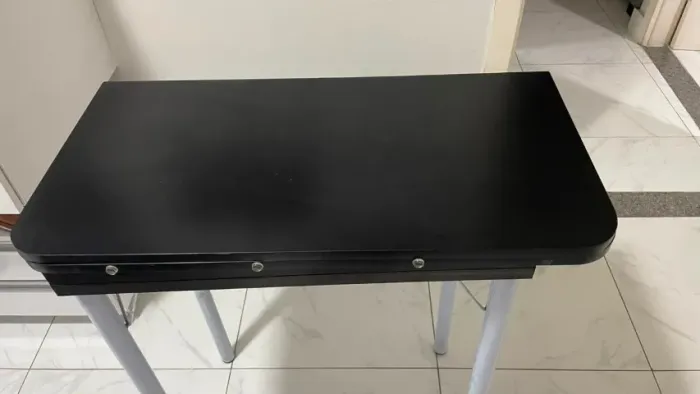 Mesa dobrável preta em MDF