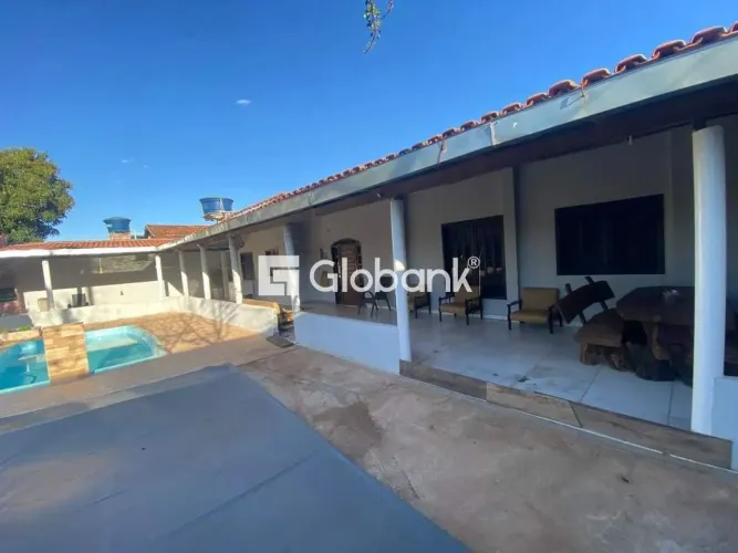 Casa para Aluguel em Mirabela-MG, 04 Quarto(s)