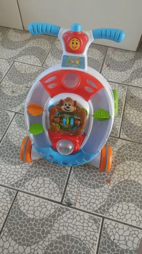 Vendo andador de bebê ele ajuda o bebê a aprender a andar e ter equilíbrio