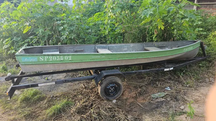 Vende-se barco com carretinha