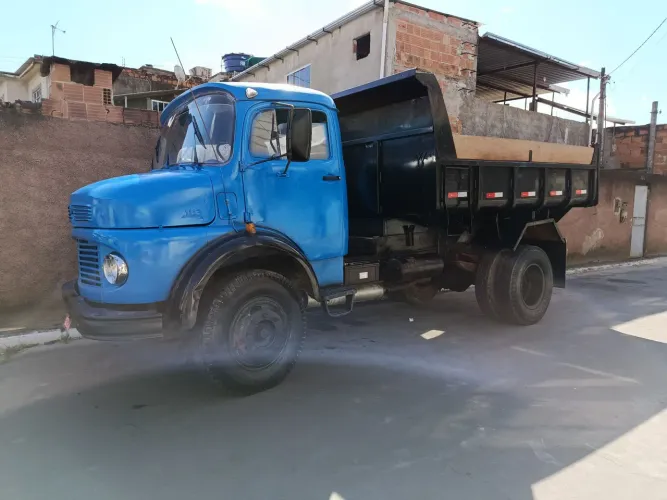Vendo caminhão basculante, freio a ar, e direção hidráulica