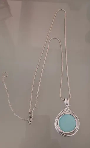 Colar prateado com pingente turquesa