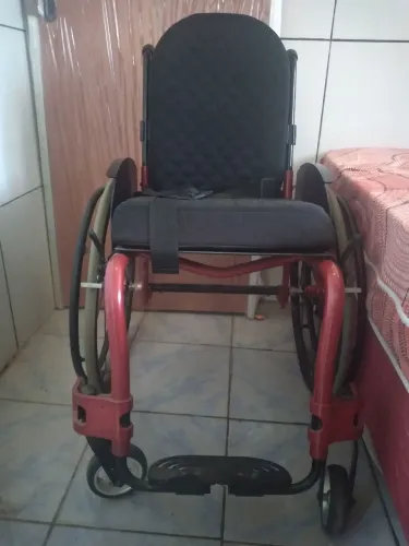 Vendo cadeira de rodas seme-nova