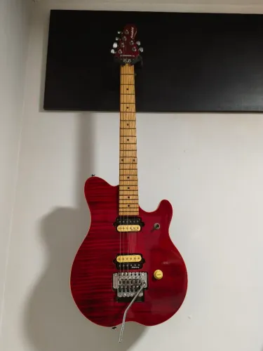 Guitarra Stringberg Edição Especial baseada na Earnie Ball Music Man do Eddie Van Hallen