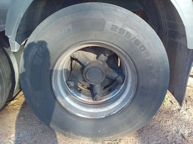 Vende-se 4 pneus Magnum 295