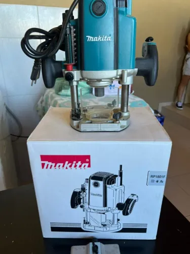 ? Tupia de Coluna Profissional Makita RP1801F - 220V ?