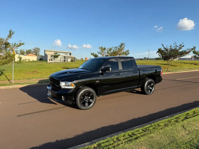 Ram Classic Laramie Night Edition 5.7 V8 16V Gasolina 4X4 Aut. 2022