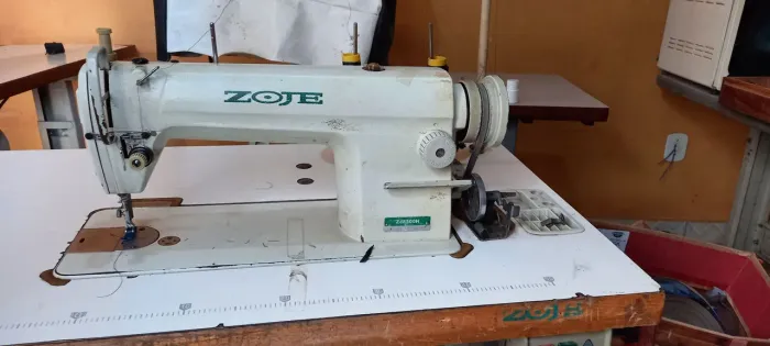 Máquina de costura zoje