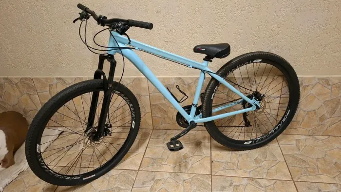 Bicicleta  azul novinha.