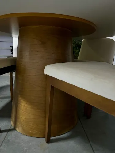 Mesa de madeira com tampa laqueado 