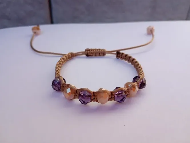 Pulseira artesanal em macramê com cristais facetados.