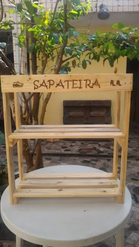 Linda sapateira personalizada em madeira grossa 