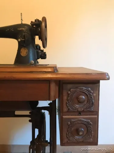 MAQUINA DE COSTURA "SINGER" ANTIGA - CONSERVADA - COM GABINETE ORIGINAL86X42X78 h