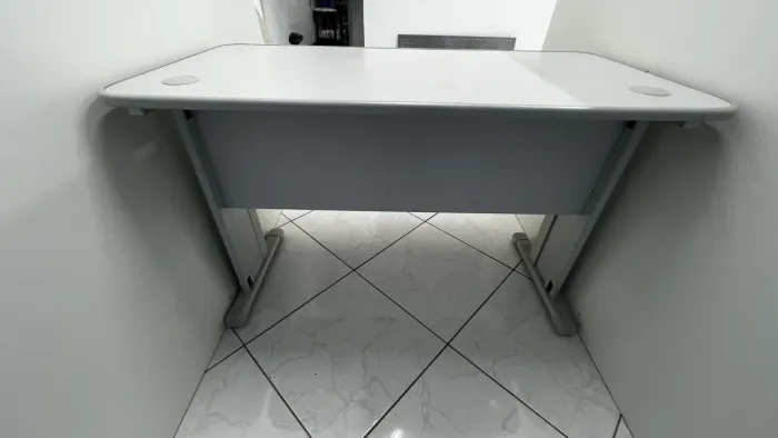 Mesa de Escritório Cinza em Ótimo Estado