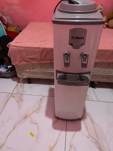 Bebedor de água todo bom nem marca de uso gela perfeitamente