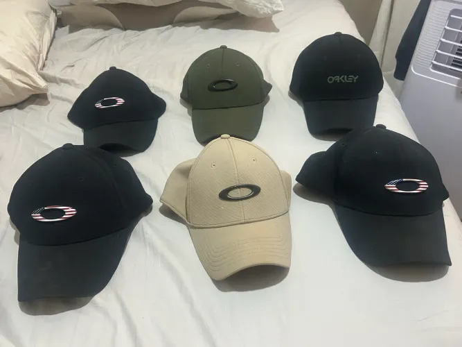 Boné Oakley original 100 reais cada
