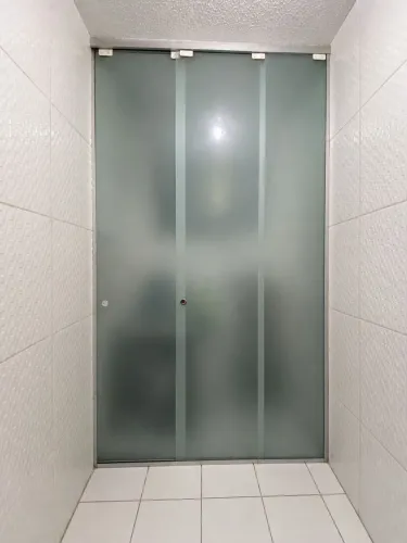 Porta de vidro jateado 3 folhas 2,40m completa com trilho