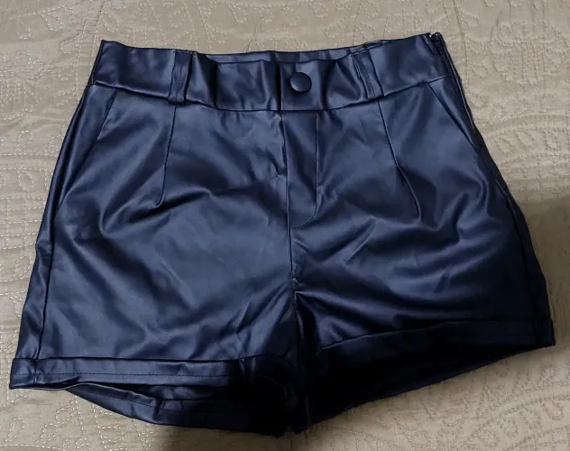 Short couro fake