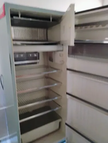 Geladeira antiga Brastemp 360 LT, com pés em porcelana.