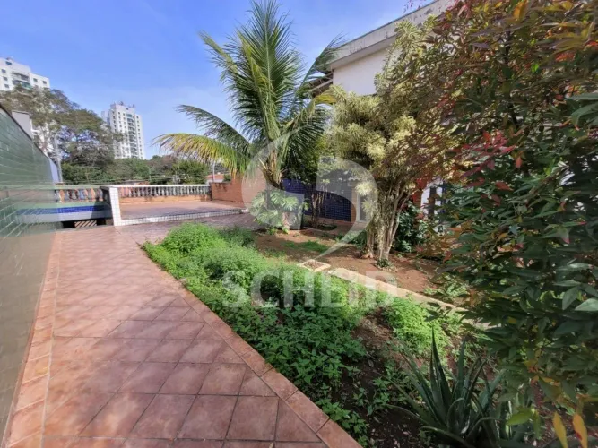 Terreno residencial de 208m2 com pequena construção em Interlagos