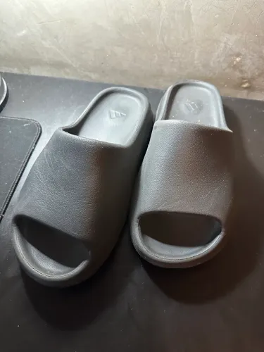 Chinelo yeezy slide