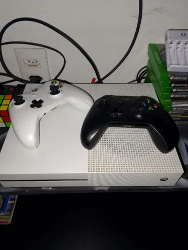 Xbox one S com dois controles