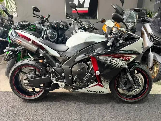 YAMAHA YZF R1 2013 - Pneus novos - Moto impecável - Sem detalhes - Revisada