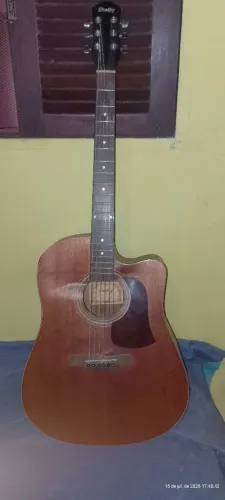 Violão elétrico, Shelby, com um côvado, mas não atrapalha.