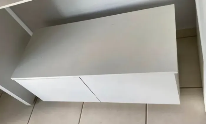 Gaveteiro maciço com rodinhas e 2 gavetas excelente 