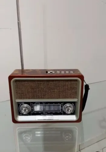 Vendo o rádio retrô novo zero na caixa funcionando perfeitamente pega tudo 70 reais 
