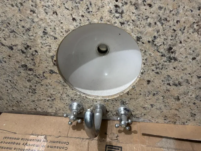 Pedra de mármore com cuba e torneiras