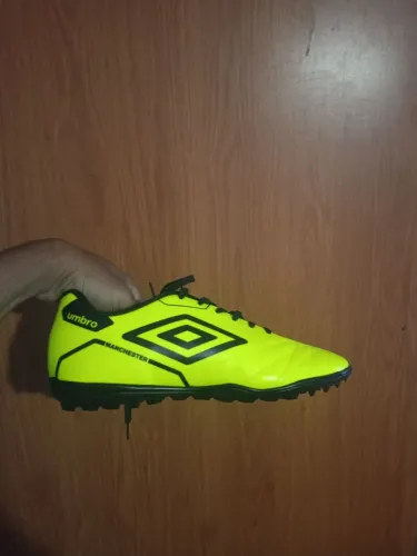 Chuteira umbro Society