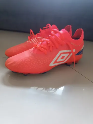Chuteira umbro de campo