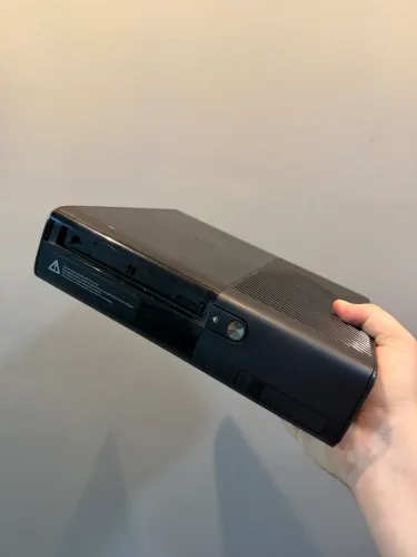 Xbox 360 Super Slim 250GB Desbloqueado + Controle Original + GTA V e FIFA 14
