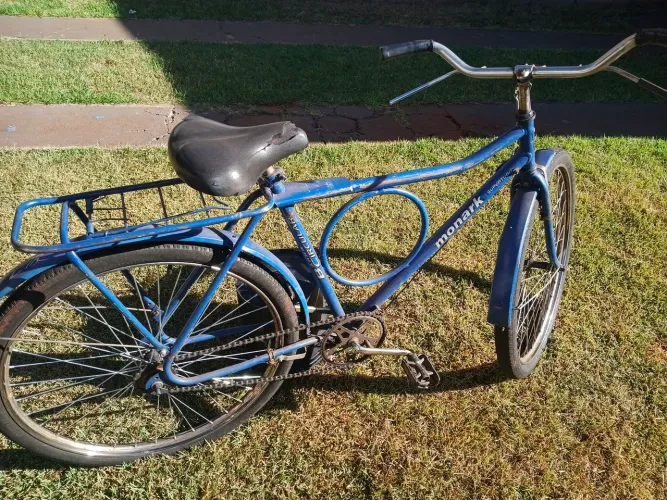 Bicicleta Monark anos 90. Cor azul. Aro 26.