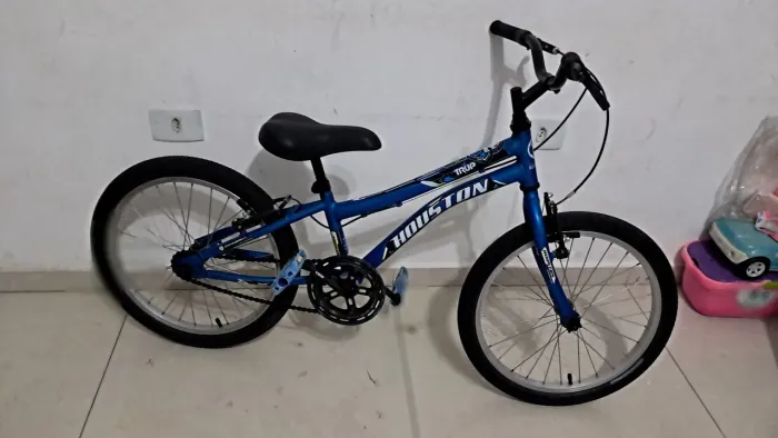 A bicicleta aro 20 só tem gaiola bem conservada