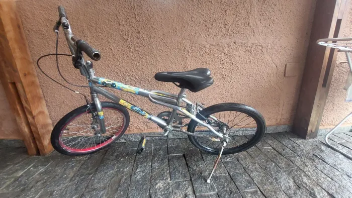 Bicicleta Infantil BMX cromada Aro 20 usada