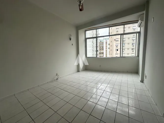 Apartamento à venda na quadra da praia do Boqueirão! 2 Quartos com Garagem!