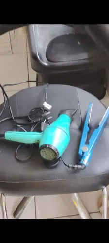 Produtos de salão com lavatório, cadeira, espelho. E entre outros que estao na foto.