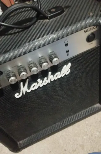 Caixa amplificada MARSHALL MG15CF